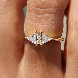 แหวนเพชรทรงสามเหลี่ยมโมอิสซาไนต์สำหรับผู้หญิง เงินแท้ 925 ชุบทอง ดีไซน์พิเศษ ของขวัญเครื่องประดับพรีเมียมสำหรับเธอ - Product Image 4