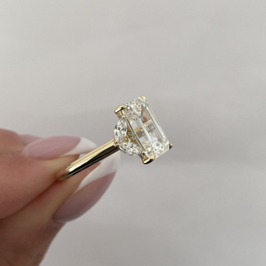 Bague en diamant taille ovale 2,00 carats avec pierres latérales émeraude et rondes en or jaune, certifiée IGI, pour fiançailles féminines - Product Image 6