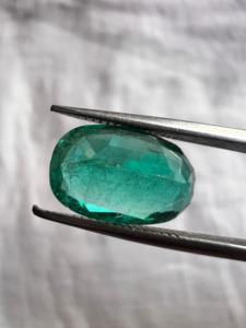 Émeraude Naturelle Zambienne 3,29 Carats Coupe Coussin Pierre Précieuse Verte Fine Pierre Libre pour la Fabrication de Bijoux Vente en Gros - Product Image 2