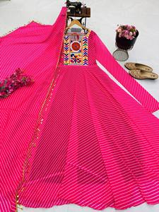 Nouvelle collection de créateurs pour Navratri : Ensemble robe de soirée longue, extensible et réversible, avec motif renard brodé, et ensemble pantalon et dupatta - Product Image 3