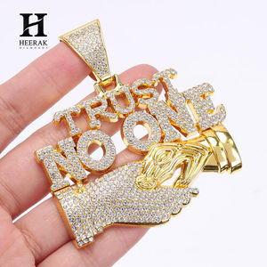Pendentif Iced Out Trust No One Handshake en Or 18K avec Diamant de Laboratoire, Breloque Hip Hop pour Hommes, Bijoux Personnalisés - Product Image 1