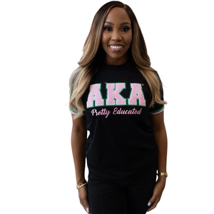   Camiseta negra de manga corta con cuello redondo para mujer, con estampado gráfico de letras griegas en rosa y verde, estilo casual y de moda para hermandades. - Product Image 1