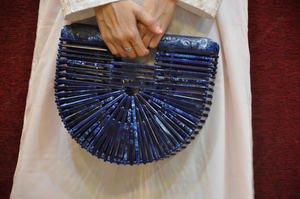 Bolso de mano de lujo indio azul de acrílico con forma de abanico, de diseñador, para fiesta de noche, boda, estuche rígido para mujer, regalo de aniversario - Product Image 3