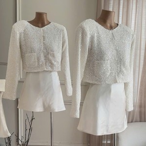 Ensemble deux pièces élégant et décontracté pour femme : veste en tweed uni 100 % polyester à séchage rapide et respirant, et jupe au-dessus du genou. - Product Image 1