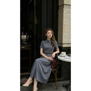 Robe midi grise pour femme, manches courtes, col polo, plissée, coupe trapèze, avec ceinture, élégante, pour le bureau, prête à être expédiée, vente en gros - Product Image 1
