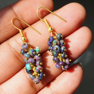 Pendientes de Ópalo Welo Etíope con Cuentas, Oro de 14K con Fuego Arcoíris - Product Image 3
