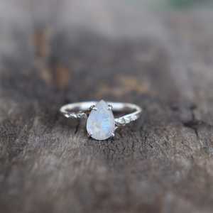 Anillo de Piedra Lunar en Forma de Pera Inspirado en la Naturaleza, Piedra Lunar Arcoíris, Plata, Regalo de San Valentín, Joyería Elegante - Product Image 5