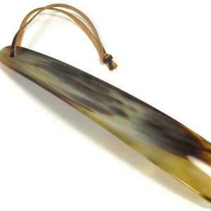 Chausse-pied artisanal en corne de buffle naturelle, design incurvé, finition polie et lisse, accessoire durable pour chaussures. - Product Image 1