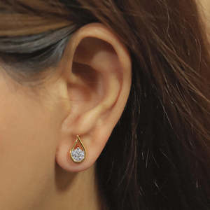 Pendientes de tuerca de moissanita de corte redondo en forma de lágrima, 2 TCW, incoloros VVS, oro de 14K, montura en forma de pera, cierre de rosca, joyería nupcial hecha a mano - Product Image 1