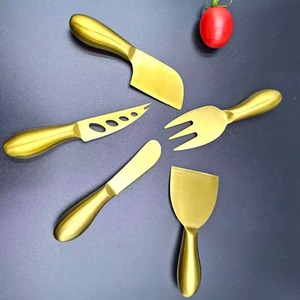 Un ensemble de couteaux à fromage en métal élégant et impressionnant, idéal pour une réception élégante, avec une structure métallique durable assurant une utilisation longue durée. - Product Image 5