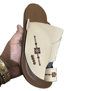 Zapatillas Árabes de Cuero Sintético de Alta Calidad con Suela Suave de PU Antideslizante y Elegante para Comodidad y Estilo, Moda Saudí en 2026 - Product Image 1