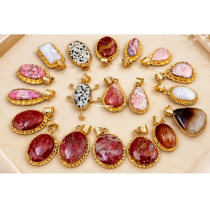 Pendentifs en quartz rose naturel et agate, pierres précieuses en cristal, écologiques, faits à la main, plaqués or, irréguliers, semi-précieux, Gujarat F - Product Image 5
