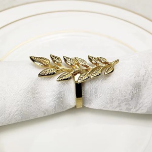 Ronds de serviette en métal luxueux à motif de feuilles de haute qualité rehaussent la valeur perçue de l'ensemble de la mise en place de la table. - Product Image 4