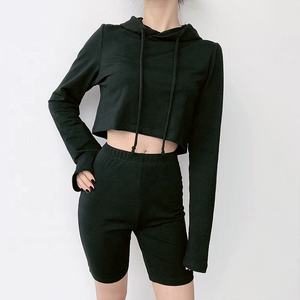 Vente en gros Ensemble de bas de sport actifs personnalisés pour femmes 2 pièces Crop Top Hoodie Shorts-pour le sport et l'exercice - Product Image 3