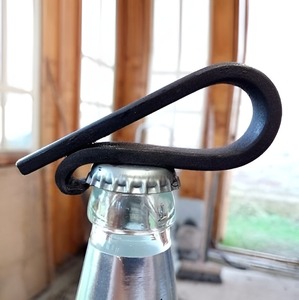 Ouvre-bouteille en fonte de style antique avec support mural, parfait pour les restaurants rustiques, les cuisines extérieures et les fermes. - Product Image 1