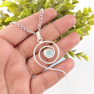 Pendentif en chalcédoine aqua naturelle taille ronde, en laiton plaqué argent 925, serti à la main, avec chaîne plaquée - Product Image 4