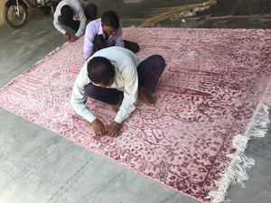 Alfombra de Lana Suave con Diseño Tradicional Rojo, Hecha a Mano, para Dormitorio o Sala de Estar, Acabado Elegante - Product Image 4