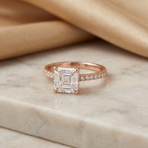 Anillo de Compromiso con Diamante Cultivado en Laboratorio de Corte Asscher Clásico, Certificado por IGI, de 2 Quilates, Oro Sólido de 14K, Engaste de Puntas, Solitario, por Fine Jewels - Product Image 2