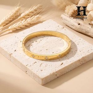 Brazalete de Trébol de Cuatro Hojas, Brazalete Minimalista con Motivo de Flor y Diamantes Pavé para Mujer - Product Image 5
