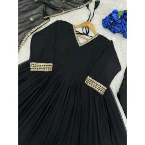 Hermoso Vestido Anarkali Rojo de Poliéster de la Marca Valam con Pantalón y Dupatta para Fiestas Indias/Pakistaníes, Talla L - Product Image 2