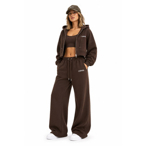 En forte demande : Ensemble de survêtement athleisure gris chiné pour femme, comprenant un sweat à capuche court zippé, un brassière de sport et un pantalon de survêtement à jambe large en molleton épais, avec logo personnalisé. - Product Image 5