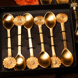 ชุดช้อนขนมหวานทองเหลืองลายดอกทานตะวัน ด้ามจับดีไซน์สวยงาม 6 ชิ้น บรรจุในกล่องสีดำ ช้อนส้อมคุณภาพดี ดีไซน์สวยที่สุด - Product Image 1