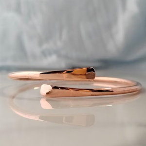 กำไลข้อมือแบบเปิดสีโรสโกลด์ทันสมัย งานแฮนด์เมด ดีไซน์สวยหรู - Product Image 3