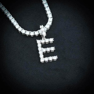 Collier pendentif en moissanite de qualité supérieure pour elle, bijoux au lueur éclatant et au design moderne, disponible au prix d'exportation - Product Image 3