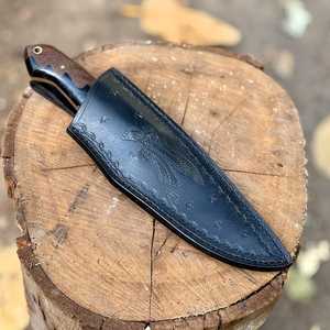 Couteau de chasse artisanal OEM à lame droite en acier Damas avec manche en bois et résine, étui en cuir - Product Image 6