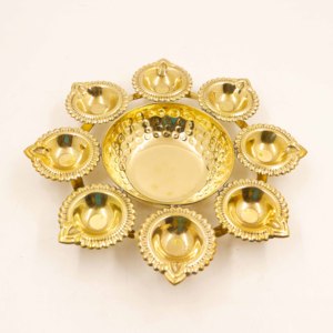 Lampe à huile décorative en laiton Ashta Deep Uruli Multi Diya Bowl pour la maison, le temple, la décoration festive et les cadeaux - Product Image 1