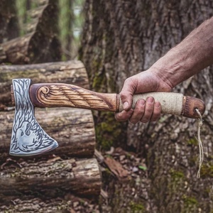 Hache artisanale de qualité industrielle supérieure avec manche en bois et étui en cuir, couteau de camping en acier carbone à motif pour l'extérieur - Product Image 3