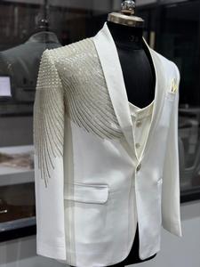 Costume de smoking blanc pour homme avec broderie de sequins sur l'épaule, col à revers simple, coupe droite - Product Image 3