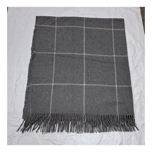 Manta Multiusos con Diseño de Rayas Finas en Gris Medio y Blanco para Cama, Sofá y Viajes, con Tela Suave y Resistente - Product Image 1