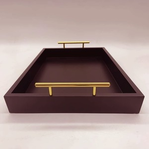 Plateau de service rectangulaire en bois et métal, écologique et durable, avec poignée dorée, design moderne et luxueux pour la maison, l'hôtel et la table. - Product Image 6