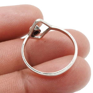 Anillo de labradorita de corte redondo único, plata de ley 925, anillos de compromiso hechos a mano, joyería fina de alta calidad en estilo bohemio. - Product Image 4