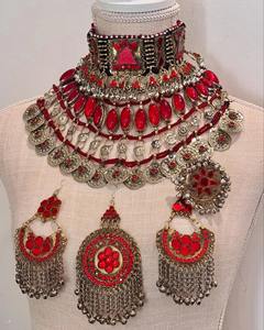 Collar Tribal Afgano Tradicional Kuchi con Incrustaciones de Piedras de Vidrio Rojas Vibrantes y Monedas Colgantes en Tono Plateado - Product Image 3