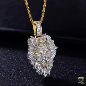 Colgante de Joyería de Lujo con Diseño de León, Acabado Pulido y Piedras de Diamante Moissanite VVS - Product Image 1