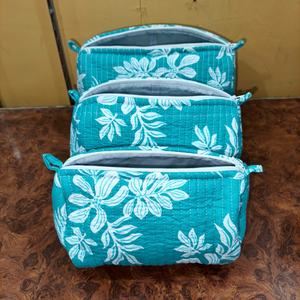 Ensemble de trois trousses à maquillage en tissu coton matelassé, imprimées à motifs, avec fermeture éclair, cadeau pour elle, trousses de toilette et cosmétiques faites à la main - Product Image 2