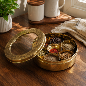 Caja de Especias de Latón Hecha a Mano con 7 Recipientes para Especias y Cuchara, Dabba Grabada para Almacenamiento de Especias Indias, Organizador de Cocina, Venta al por Mayor - Product Image 4