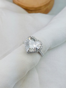 Anillo de Diamantes con Corte Corazón y Piedras Laterales en Oro Blanco |   Anillo de Compromiso y Boda de Lujo para Mujer |   Regalo de Aniversario para Ella - Product Image 4