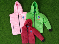 Blouson matelassé en toile à capuche avec patch brodé sur le devant, design écologique, couleurs rose, vert, rouge, unisexe