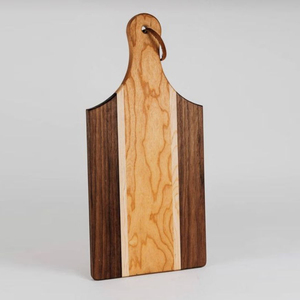 Tabla de cortar de madera a rayas tricolor con elegante mango integrado y orificio para colgar, panel clásico de contraste de dos tonos. - Product Image 2