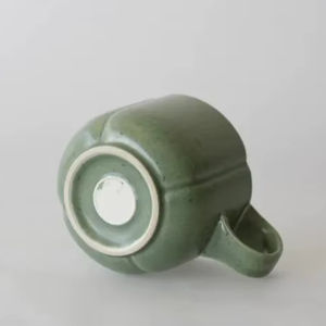 Taza de Cerámica Contemporánea con Esmalte Moteado, Diseño de Panel Esculpido, Asa Redondeada, Construcción Eficiente para el Calor, para la Comodidad Diaria - Product Image 2