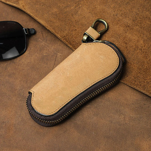 Porte-clés en cuir fait main, doté d'un savoir-faire élégant et d'un cuir pleine fleur durable, un porte-clés de qualité supérieure. - Product Image 5