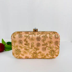 Bolso Bandolera Cruzado de Aluminio Chapado en Oro Antiguo, Elegante y Moderno, Bolso de Mano Compacto con Bordado de Alas de Ángel, Escultura Pulida Tipo Potli - Product Image 1