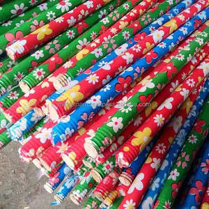Venta al por mayor de mangos de escoba de madera de eucalipto con revestimiento de PVC con diseño floral, palos de escoba resistentes y lisos - Product Image 2