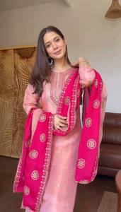 ชุดสัลวาร์ คามีซปักลายสีชมพูพร้อมผ้าคลุมไหล่สำหรับผู้หญิง – เสื้อคุर्ติผ้าฝ้ายแบบดั้งเดิมและกางเกงปาลาซโซ่ ชุดลำลองจากอินเดีย - Product Image 4