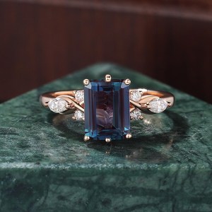 Anillo de Compromiso con Alejandrita de Corte Esmeralda, Anillo de Boda Vintage de Oro Rosa con Moissanita - Product Image 2