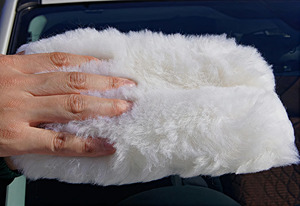 ถุงมือล้างรถขนแกะธรรมชาติ SOFT99 พรีเมียม - Product Image 2