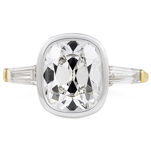 Bague en or plaqué 18 carats avec trois diamants de laboratoire en forme de coussin, 2,82 carats, style antique, pour cadeau et occasions spéciales - Product Image 1